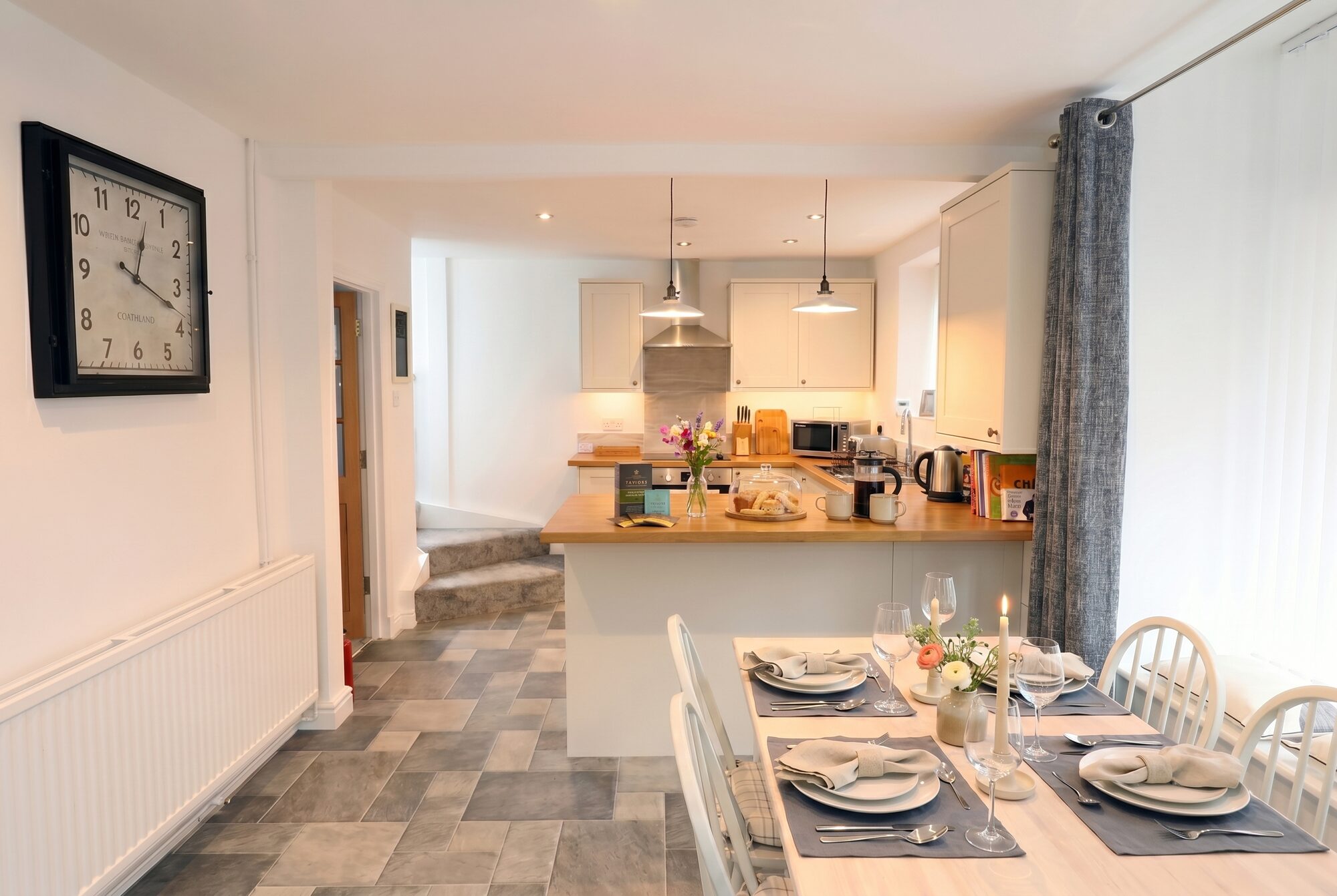 Kitchen-diner set for four