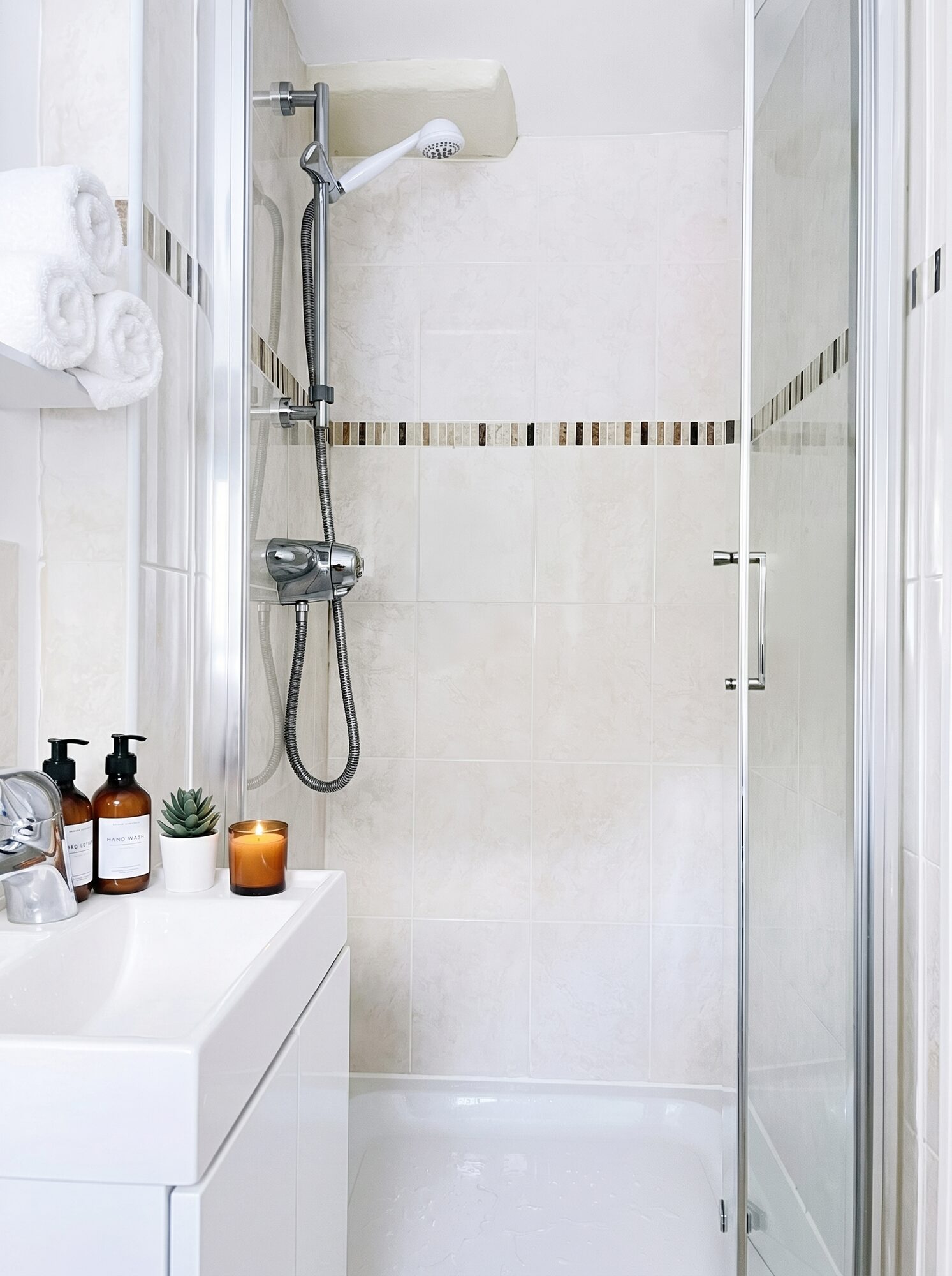 Walk-in shower room